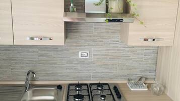 Een vaatwasser, een koffiezetapparaat/waterkoker