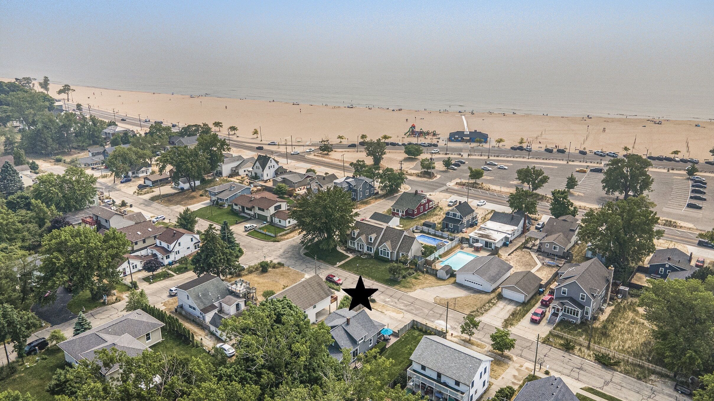 A backyard oasis a block from the beach! Hot Tub, Tiki Bar, Ping Pong!