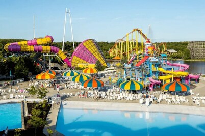 A backyard oasis a block from the beach! Hot Tub, Tiki Bar, Ping Pong!