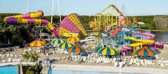A backyard oasis a block from the beach! Hot Tub, Tiki Bar, Ping Pong!