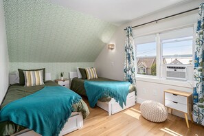 5 bedrooms, bed sheets - A backyard oasis a block from the beach! Hot Tub, Tiki Bar, Ping Pong! (Muskegon)