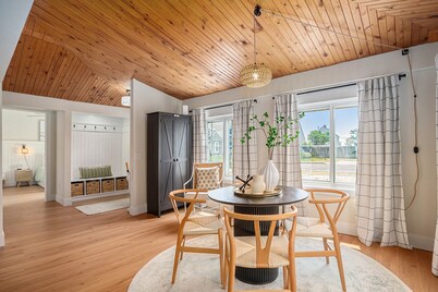 A backyard oasis a block from the beach! Hot Tub, Tiki Bar, Ping Pong!