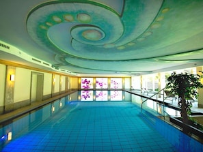 A swimming pool with a tiled floor and a ceiling with a spiral design. - DZ Rofan 4-6 ÜN - Hotel Pfandler (Pertisau)