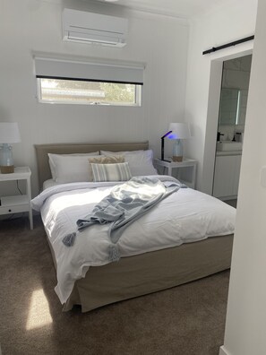 2 bedrooms, iron/ironing board, WiFi, bed sheets - Sunset Haven Spectacular Views (Safety Beach)
