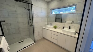 Douche, sèche-cheveux, serviettes fournies, savon