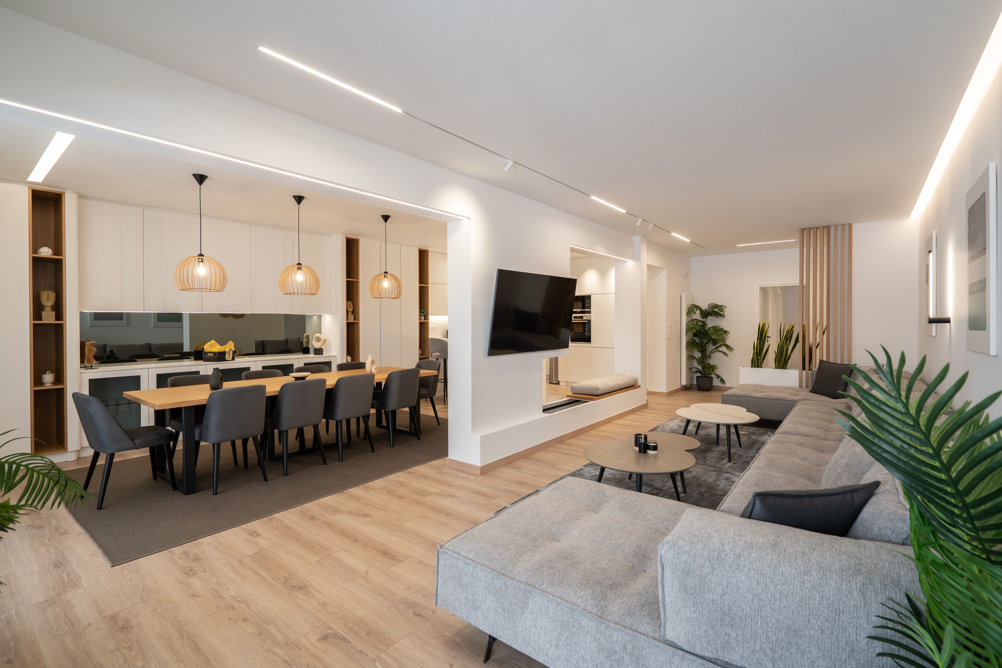 Apartamento de lujo | Zona de estar | Smart TV de 65 pulgadas con canales por cable, una televisión