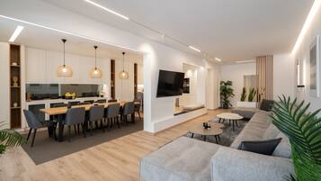 Apartamento de lujo | Zona de estar | Smart TV de 65 pulgadas con canales por cable, una televisión