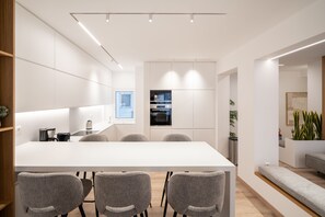 Luxury-Apartment | Eigene Küche | Großer Kühlschrank, Mikrowelle, Ofen, Herdplatte