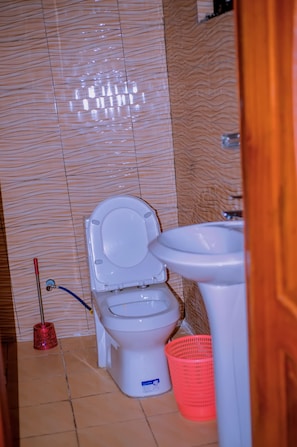 Suihku, sadesuihkupää, ilmaiset hygieniatuotteet, pyyhkeet