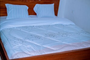 Een bureau, een laptopwerkplek, gratis wifi, beddengoed