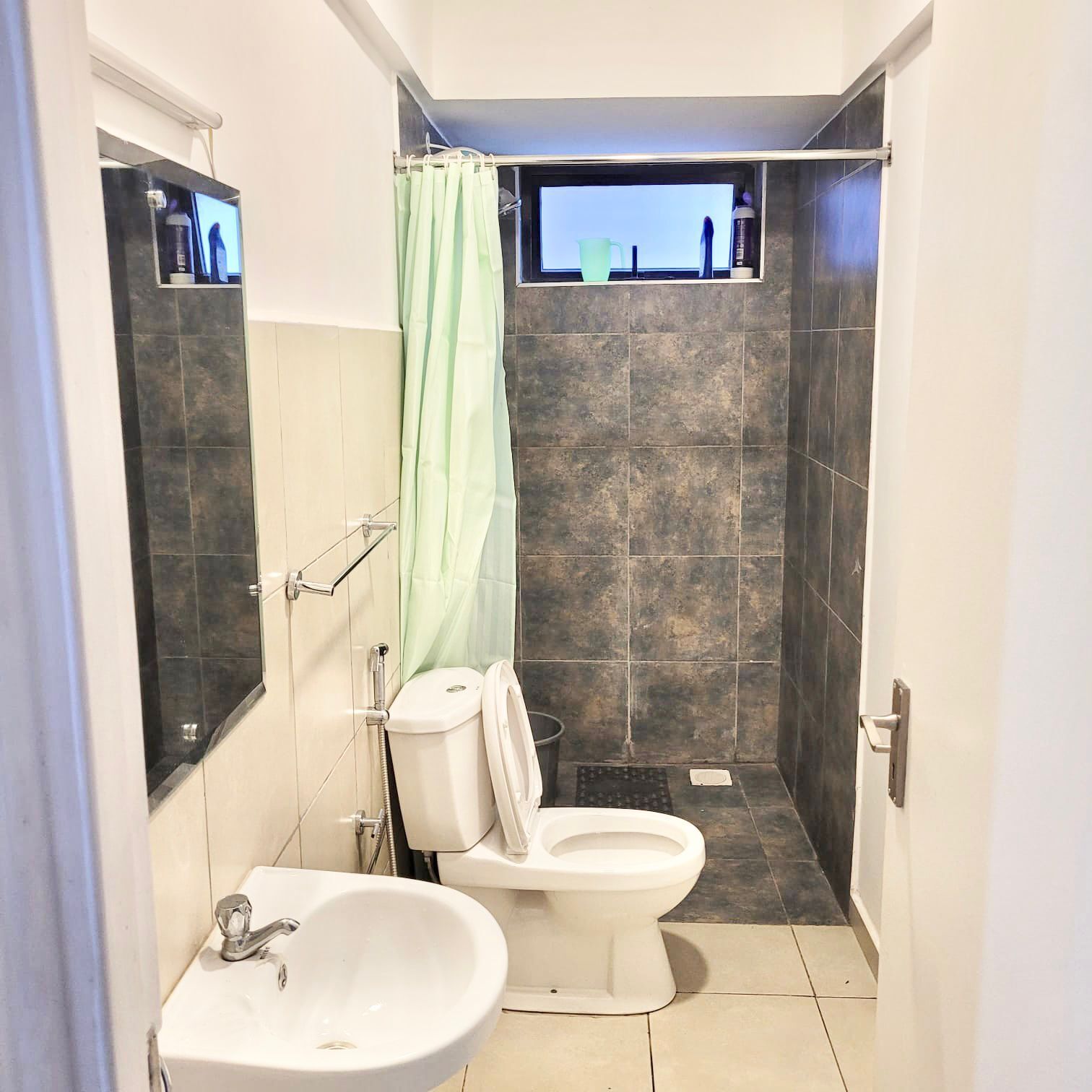 Douche, bidet, serviettes fournies, savon