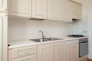 Kühlschrank, Ofen, Geschirrspüler, Wasserkocher mit Kaffee-/Teezubehör