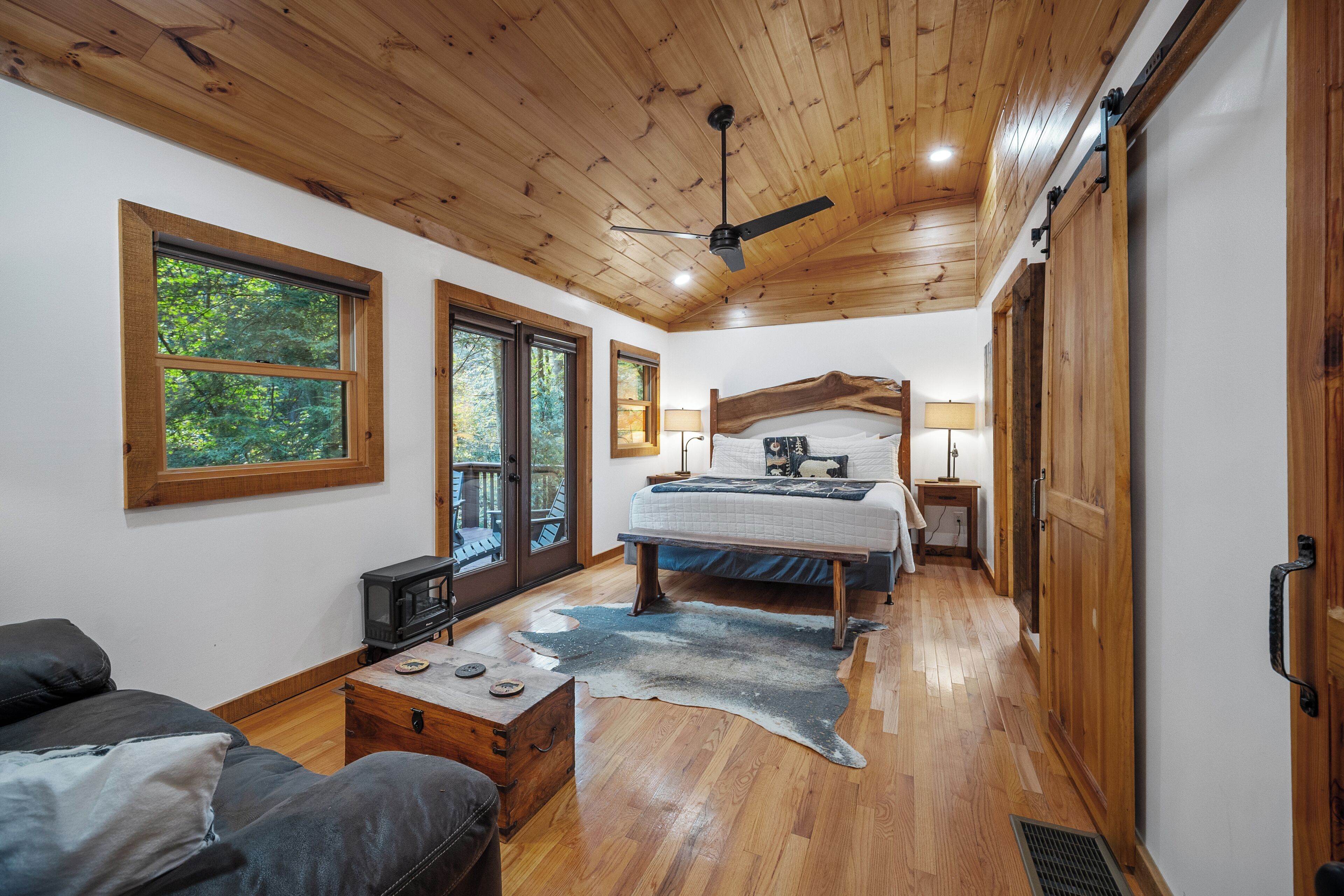 3 bedrooms, desk, iron/ironing board, travel cot