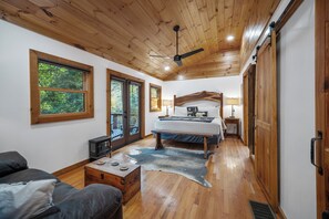 3 bedrooms, desk, iron/ironing board, travel crib - Riverside-Dog Friendly-Fenced Yard-King Suites-Hot Tub-10 Minutes to Downtown (Blue Ridge)