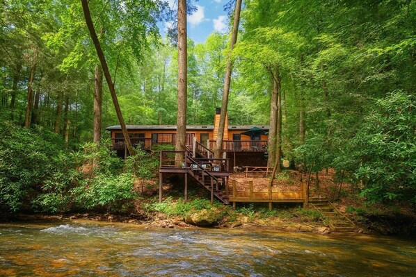 Exterior - Riverside-Dog Friendly-Fenced Yard-King Suites-Hot Tub-10 Minutes to Downtown (Blue Ridge)