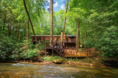 Riverside-No Pet Fee-Fenced Yard-King Suites-Hot Tub-10 Minutes to Downtown