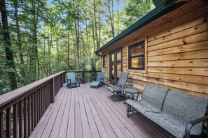 Terrace/patio - Riverside-Dog Friendly-Fenced Yard-King Suites-Hot Tub-10 Minutes to Downtown (Blue Ridge)