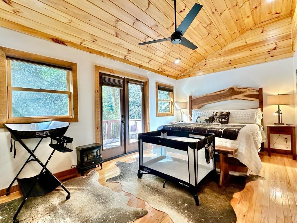 3 bedrooms, desk, iron/ironing board, travel crib