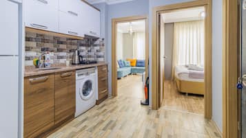 Standard-Apartment, 1 Schlafzimmer, Küche | Eigene Küche | Großer Kühlschrank, Herdplatte, Wasserkocher mit Kaffee-/Teezubehör