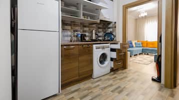 Apartamento standard, 1 quarto, cozinha | Cozinha privada | Geladeira grande, cooktop, cafeteira/chaleira, chaleira elétrica