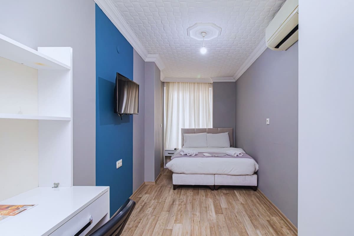 Eenvoudige kamer, 1 tweepersoonsbed, kitchenette | 3 slaapkamers, een bureau, een laptopwerkplek, geluiddichte muren