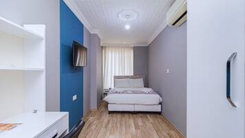 Habitación básica, 1 cama matrimonial, cocineta | Escritorio, espacio para trabajar con laptop y insonorización