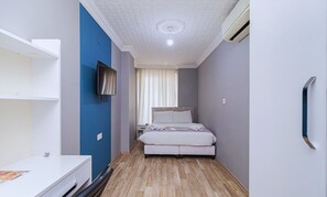 Quarto básico, 1 cama de casal, cozinha americana | Escrivaninha, espaço de trabalho para notebook, quartos à prova de som