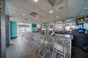 Bar (on property) - Wake up on the beach! Majestic Studio with tons of amenities. (Panama City Beach)