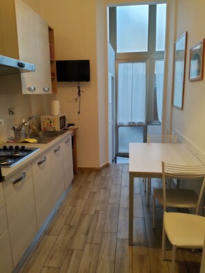 Frigorifero, microonde, forno, piano cottura