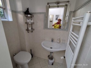 Dusche, Haartrockner, Handtücher, Toilettenpapier