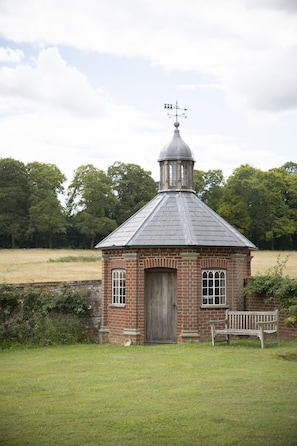 Exterior - A former hotel set deep in the Dorset countryside in a small village (Chettle)