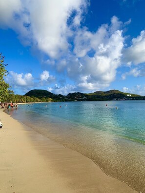 بالقرب من الشاطئ، كراسي للتشمس، مناشف للشاطئ