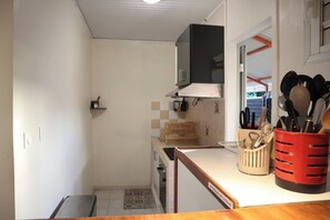 Fridge, microwave, oven, stovetop - Charming vacation home (Sainte-Anne)