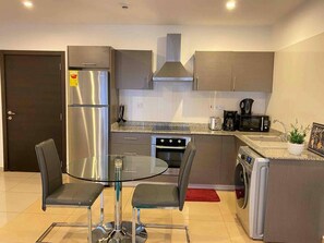 Apartment, 1 Queen Bed | Private kitchen