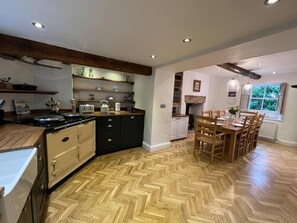 Casa | Cocina privada | Frigorífico, microondas, horno y placa de cocina
