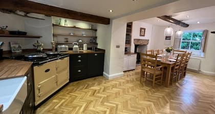 Stunning 4-bed Grade II House in the Lake District