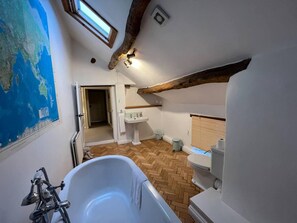 Ducha, bañera profunda, artículos de tocador gratuitos, secador de pelo