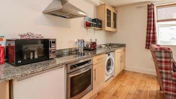 Cottage | Private kitchen | Fridge, electric kettle, toaster, cookware/dishes/utensils