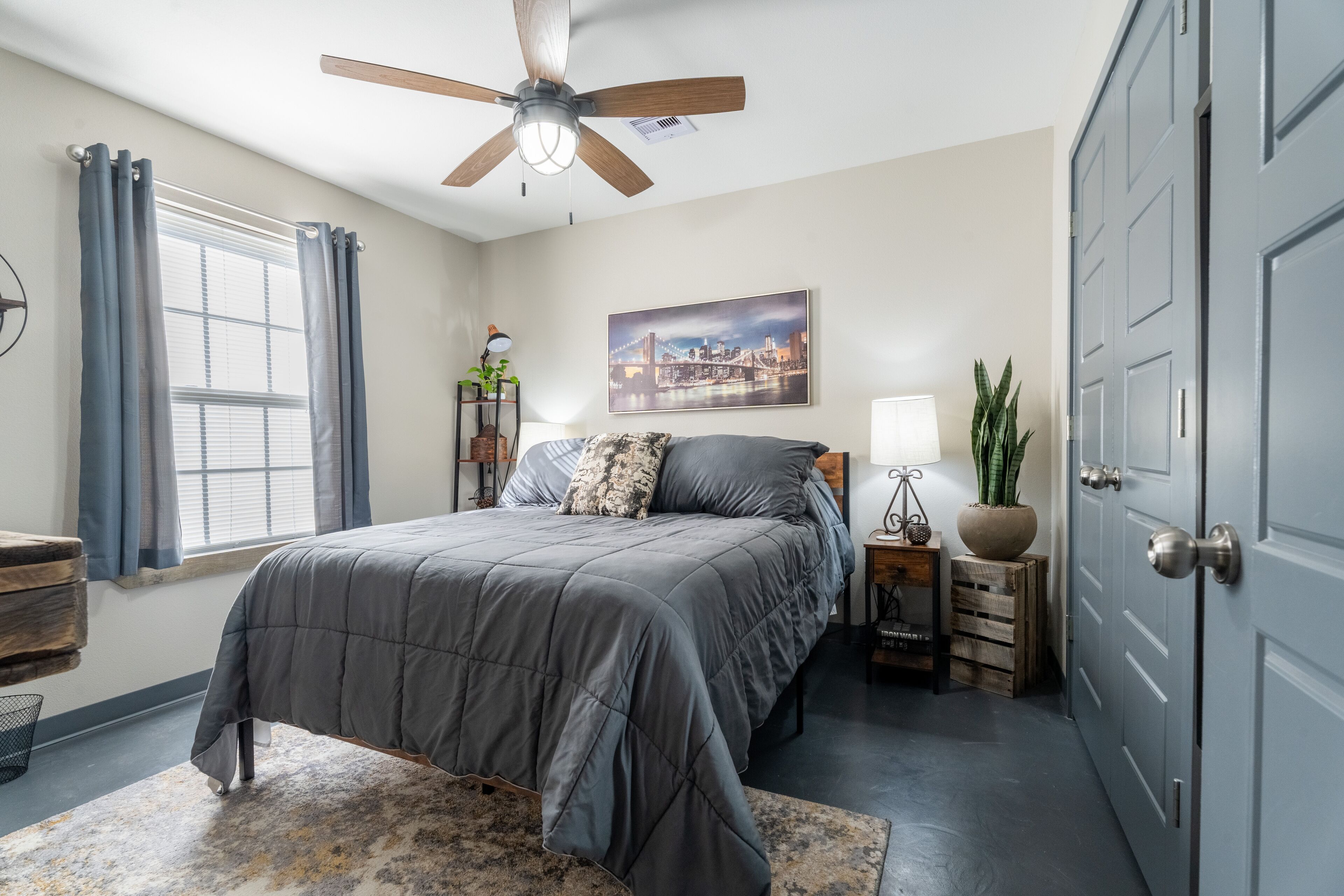 2 chambres, bureau, fer et planche à repasser, lit parapluie