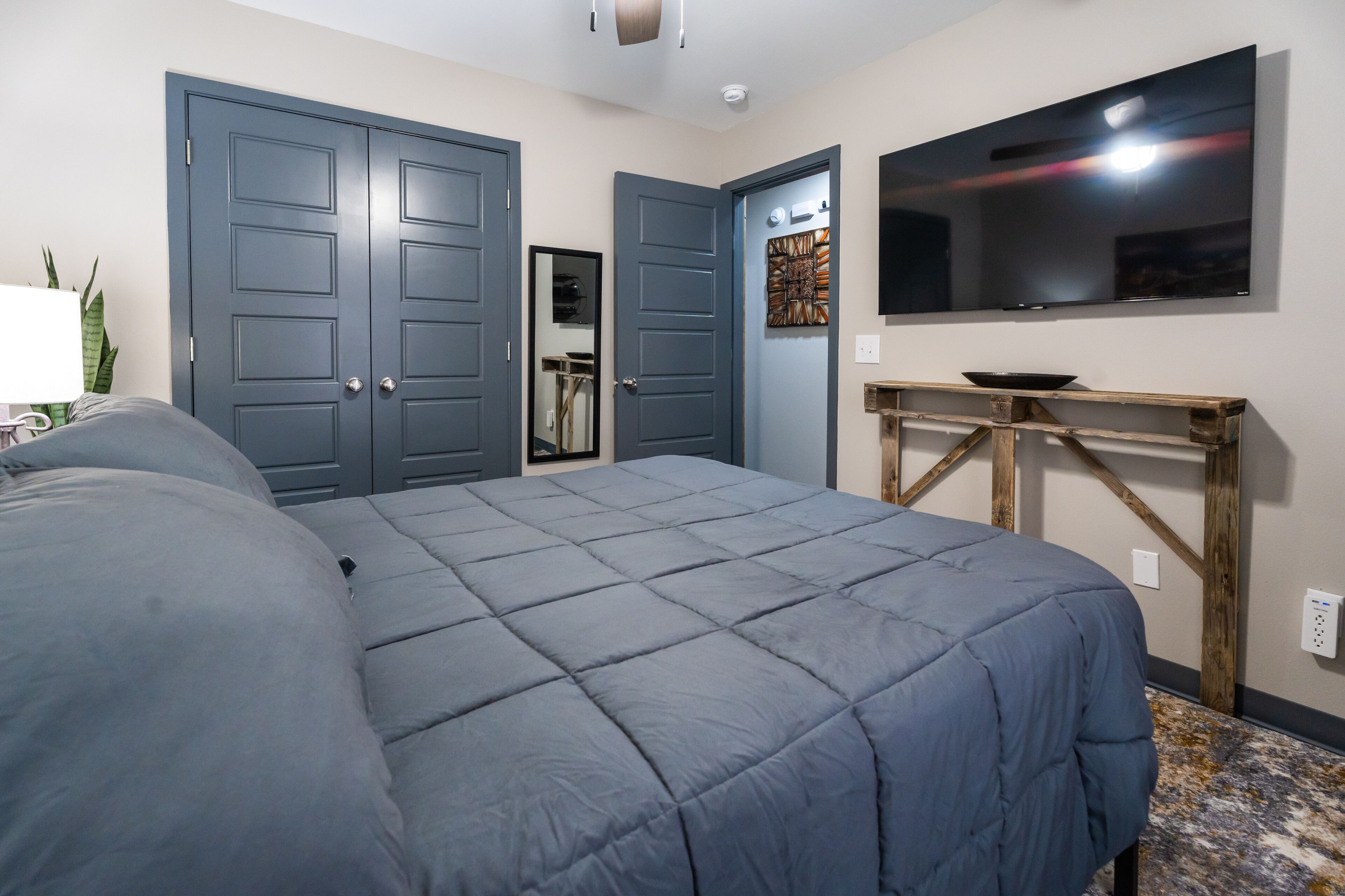 2 chambres, bureau, fer et planche à repasser, lit parapluie