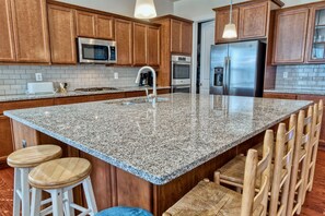 Fridge, microwave, oven, stovetop - Ocean View * 5BR Luxury Single Family House w 4.5 Bathrooms (Ocean View)