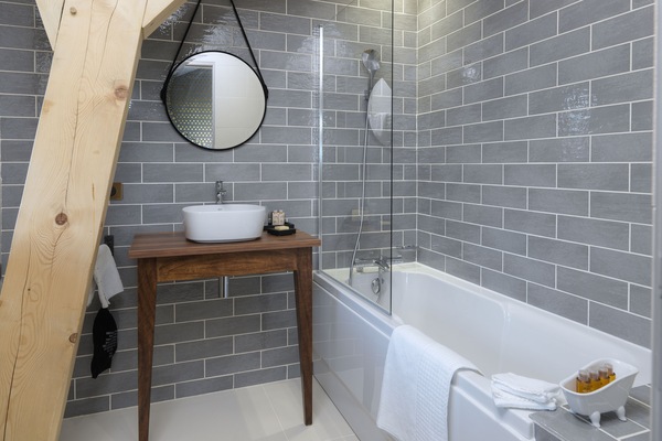 Deluxe Room, 1 Queen Bed, Non Smoking | Bathroom | Rainfall showerhead, hair dryer, towels, soap