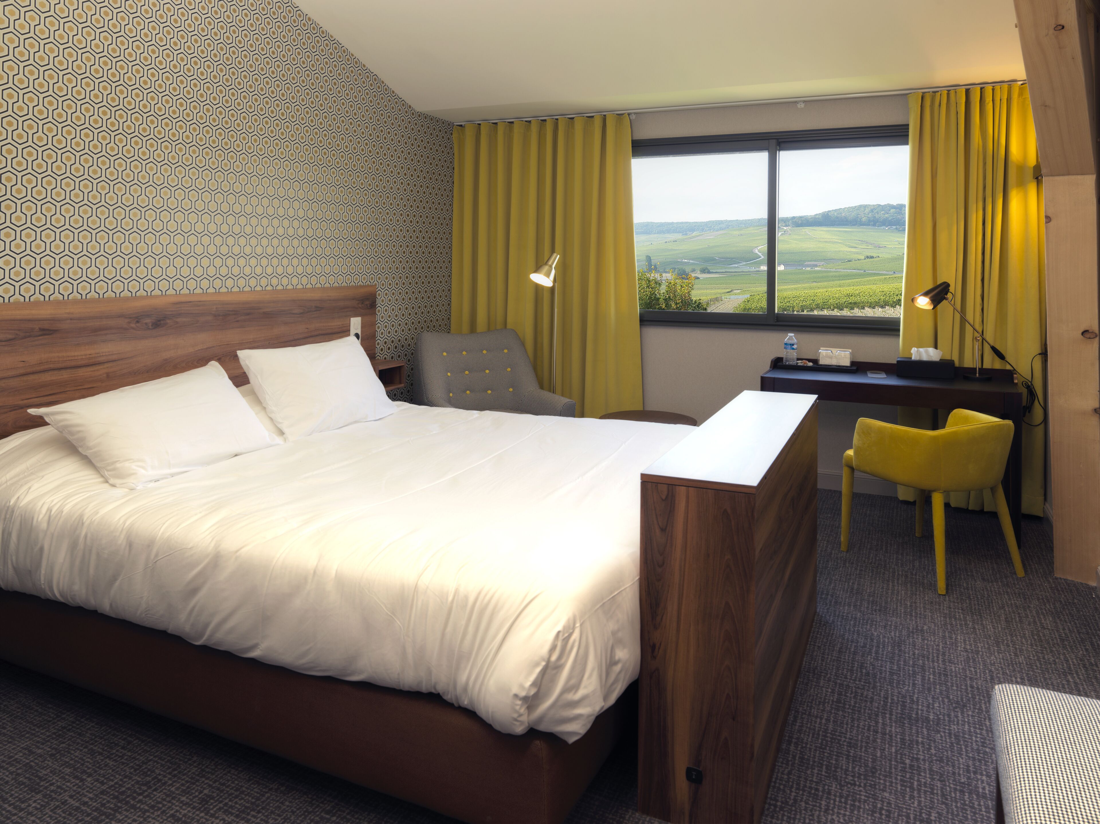 Habitación Deluxe, 1 cama Queen size, para no fumadores | Ropa de cama de alta calidad y escritorio 