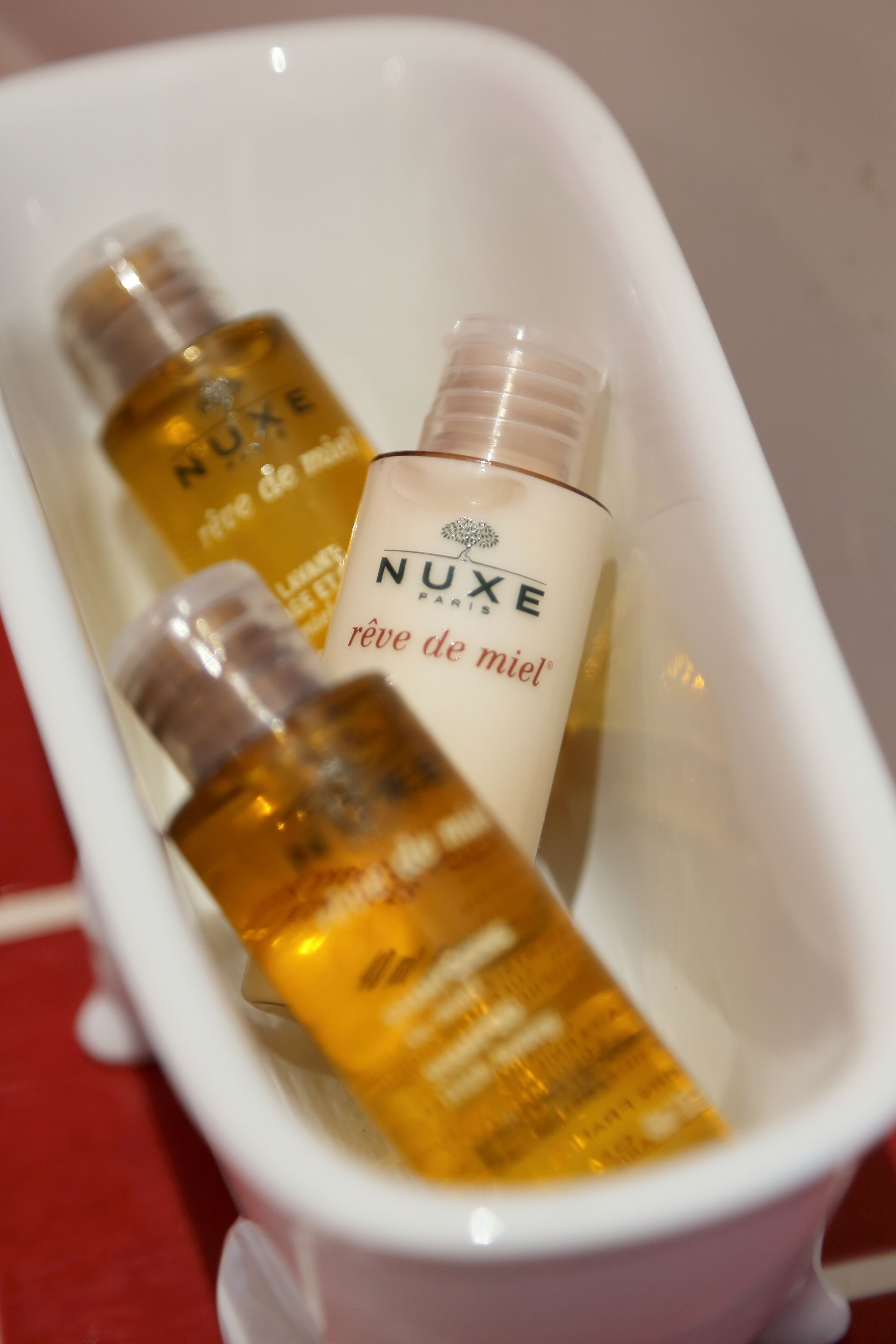 Una bandeja blanca con tres productos de cuidado de la piel Nuxe Paris.