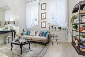 TV - PAOLO GUINIGI Smart Apartment Suite inside Lucca (Lucca)