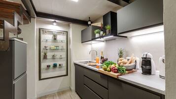 Kühlschrank, Mikrowelle, Ofen, Geschirrspüler