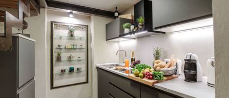 Kylskåp, mikrovågsugn, ugn och diskmaskin