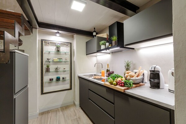 Fridge, microwave, oven, dishwasher - PAOLO GUINIGI Smart Apartment Suite inside Lucca (Lucca)