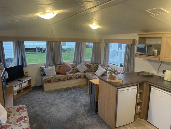 3 bedrooms, iron/ironing board, free WiFi, bed sheets - Charming 3-bed Static Caravan in Porthcawl (Porthcawl)