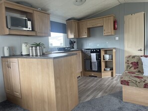 Private kitchen - Charming 3-bed Static Caravan in Porthcawl (Porthcawl)